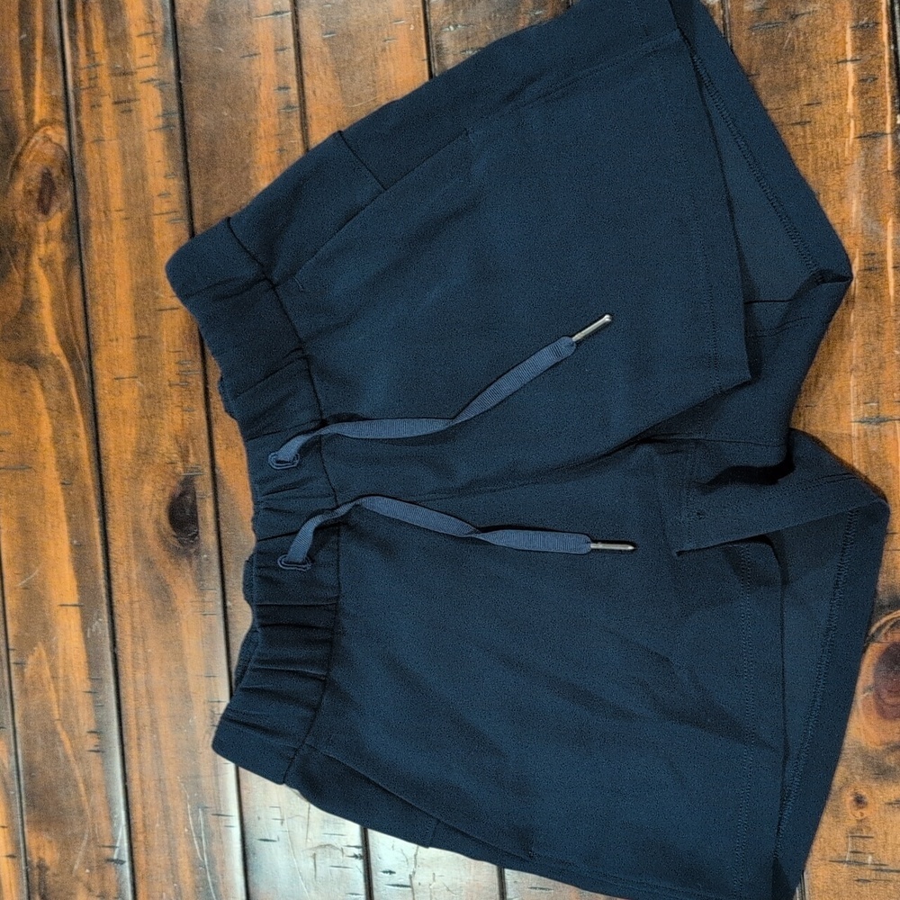Lululemon on the fly shorts - Picture 4 of 8